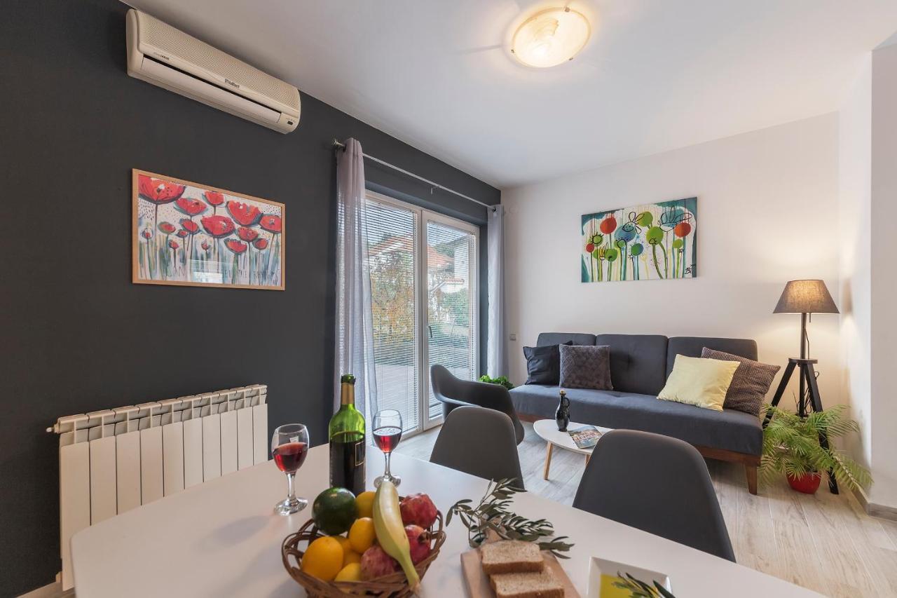 Apartments Canaria พูลา ภายนอก รูปภาพ