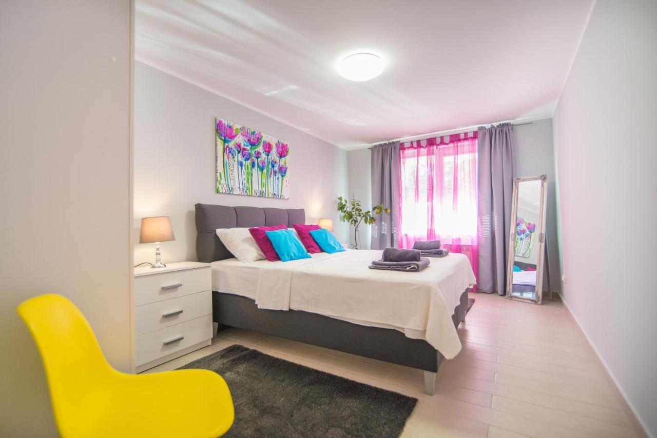 Apartments Canaria พูลา ภายนอก รูปภาพ