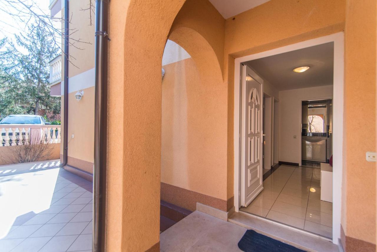 Apartments Canaria พูลา ภายนอก รูปภาพ